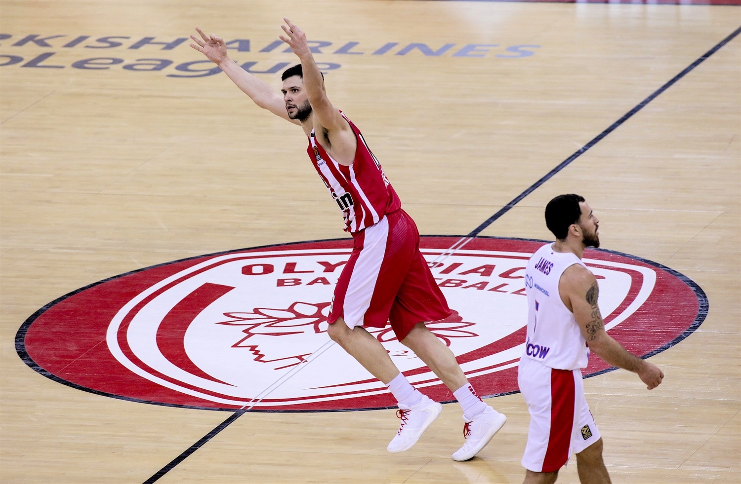 Kostas Papanikolaou celebrates - Olympiacos Piraeus - EB19